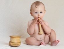 communication sonore un bébé joue avec les sons