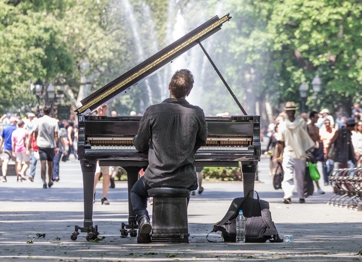 communication sonore un piano à Manhattan