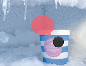 une balise Vocaleo collée sur un pot de glace au congélateur
