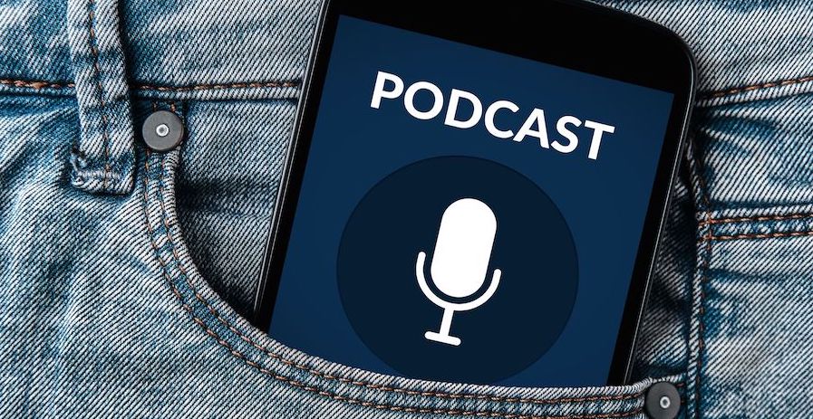 le podcast natif sur le smartphone dans la poche d'un jeans