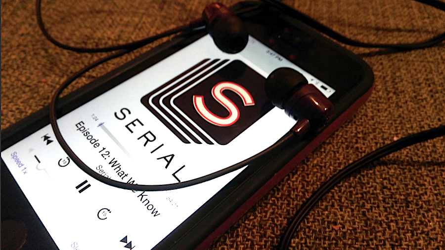 un podcast sur l'écran d'un smartphone