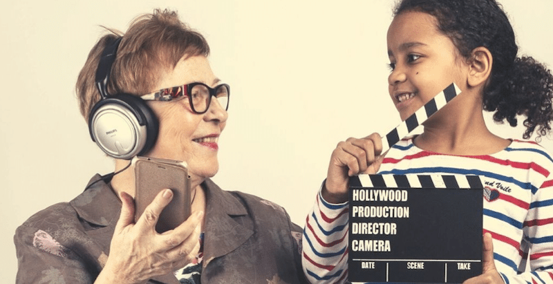 industrie du podcast - une grand-mère et sa petite fille écoutent des podcasts et tournent des vidéos