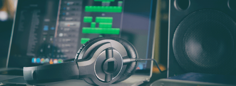 3 outils du design sonore : casque d'écoute, haut-parleur et écran d'ordinateur