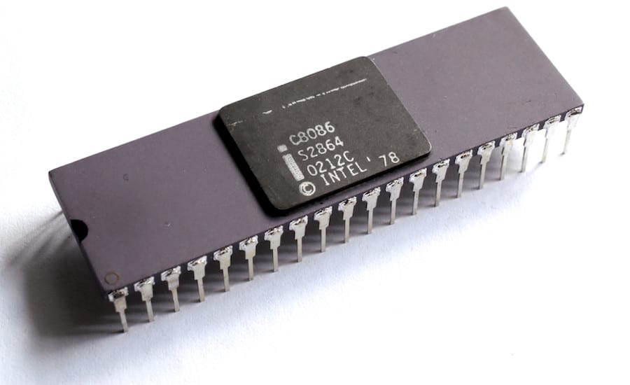 saturation du processeur : l'image montre un processeur d'ordinateur Intel C8086