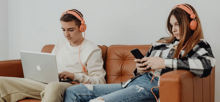 rémunérations des artistes- 2 ados écoutent de la musique en ligne sur leur smartphone et leur ordi